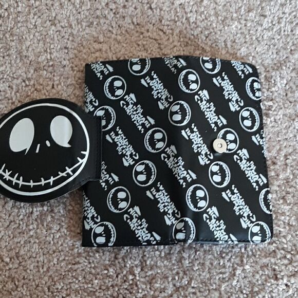 NWOT Nightmare Before Christmas black and white wallet. - Picture 3 of 5